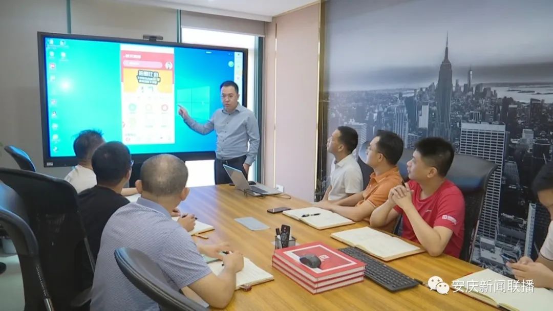 東莞市安徽安慶商會常務(wù)副會長 合景盛世集團(tuán)董事長  朱紹群  東莞市安徽安慶商會常務(wù)副會長 合景盛世集團(tuán)董事長  朱紹群